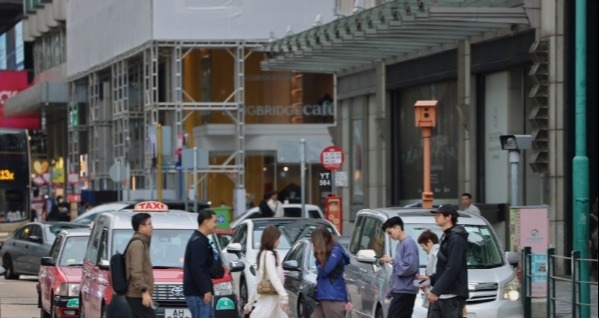 去年香港金融保险业收益按年增约三成