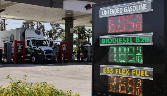 中东局势紧绷推升油价 布伦特油价一度突破百元大关